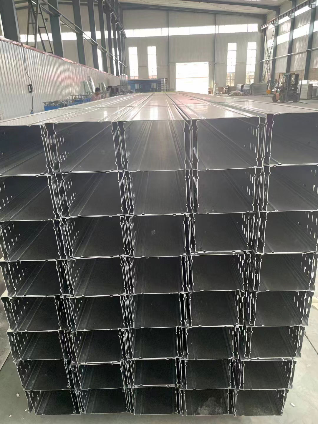 <b>槽式电缆桥架</b>